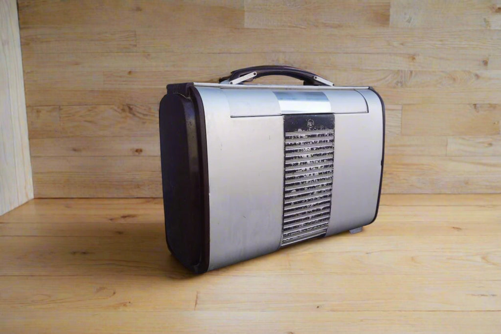 RCA Victor Globetrotter Portable Radio Model # 8BX6 1940-50 A3204