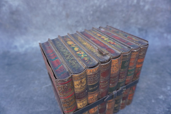 Huntley & Palmers Vintage Biscuit Tin: Finely Bound Books Strapped Together Trompe l'Oeil A3351