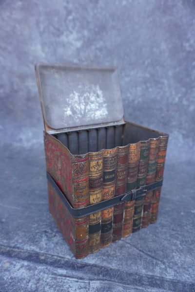 Huntley & Palmers Vintage Biscuit Tin: Finely Bound Books Strapped Together Trompe l'Oeil A3351