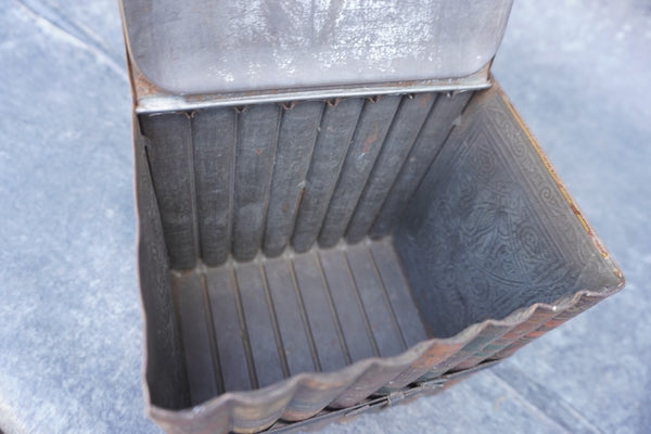 Huntley & Palmers Vintage Biscuit Tin: Finely Bound Books Strapped Together Trompe l'Oeil A3351