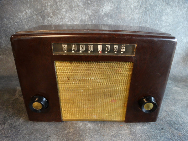 Coronado Model 05RA2-43-8230A Bakelite Radio (1952)
