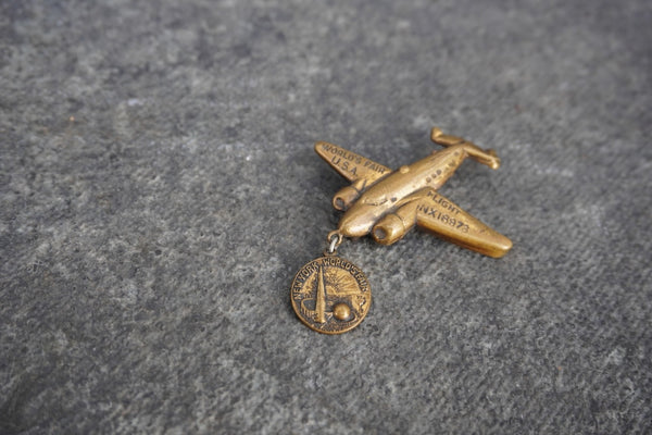 New York World's Fair 1939 Airplane & Medal Pin A3279