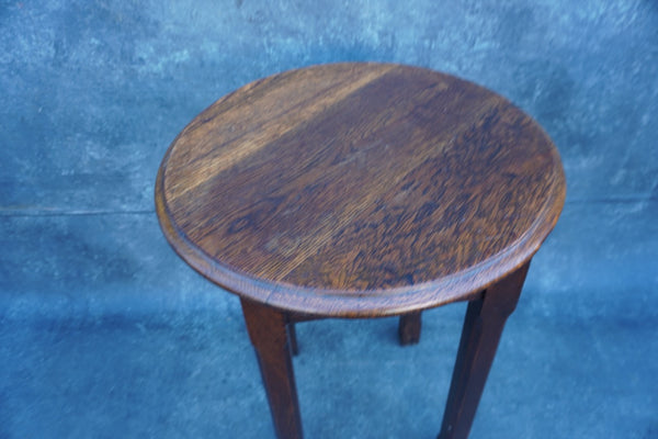 Arts & Crafts Round Lamp Table in Oak F2598