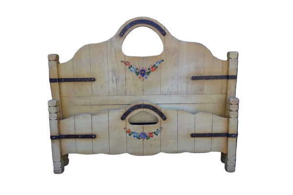 Classic Monterey Full Bed Frame in Straw Ivory F2832