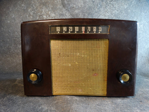 Coronado Model 05RA2-43-8230A Bakelite Radio (1952)