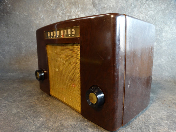 Coronado Model 05RA2-43-8230A Bakelite Radio (1952)