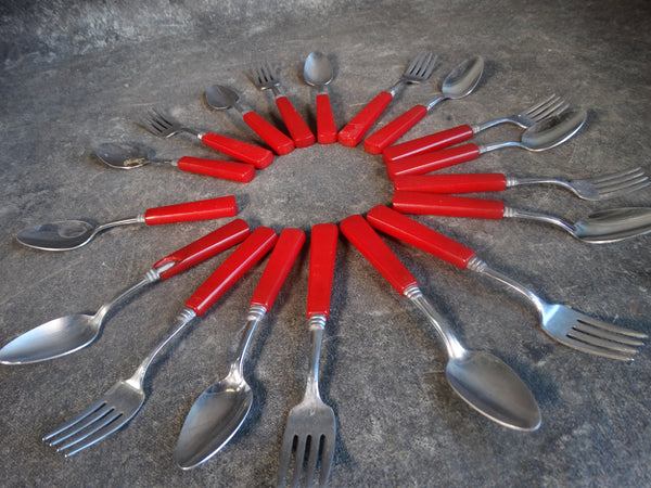 Red Bakelite Cutlery 17-piece Group A2823