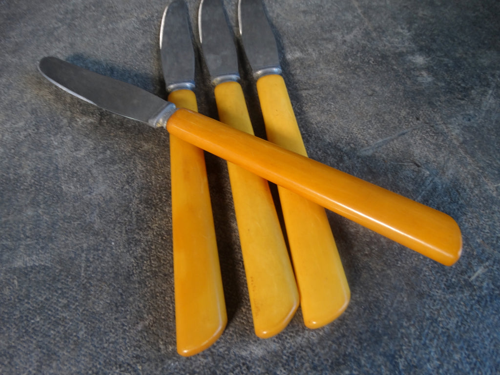 vintage steak knives set with early plastic (butterscotch bakelite